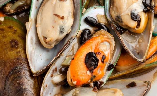 What Do Mussels Taste Like? Slimly, Fishy or Gummy - KitchenVile