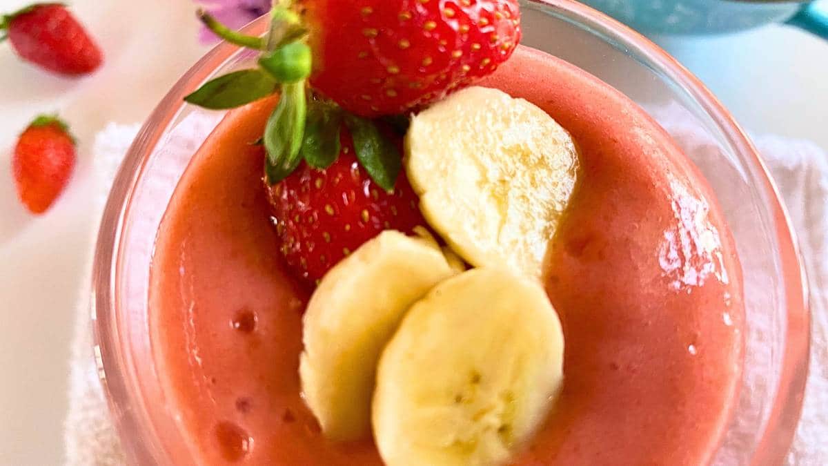 A close up of a Strawberry Banana Smoothie Without Yogurt.
