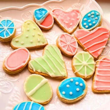 A close up of frosted Easter Cookies.